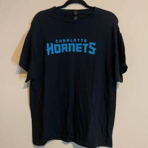 Charlotte Hornets Black Crewneck T-Shirt Sponsor Logo Back Unisex Size XL Cotton